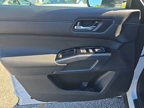 New 2025 Nissan Pathfinder SL image 15