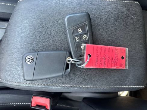 Used 2023 Volkswagen Tiguan SE w/ Panoramic Sunroof Package FWD image 16