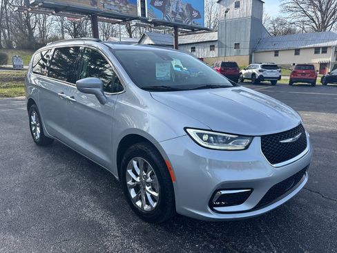 Used 2022 Chrysler Pacifica Touring-L AWD/4WD image 5