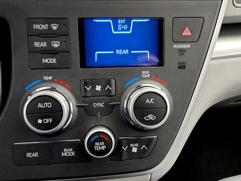 Used 2020 Toyota Sienna LE FWD image 32