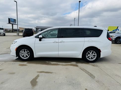 Used 2023 Chrysler Pacifica Touring-L image 36