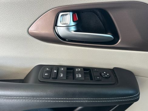 Used 2023 Chrysler Voyager LX image 8