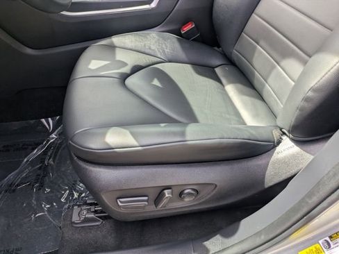 Used 2024 Toyota Highlander XLE AWD/4WD image 19
