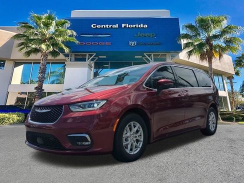 Used 2023 Chrysler Pacifica Touring-L FWD image 9