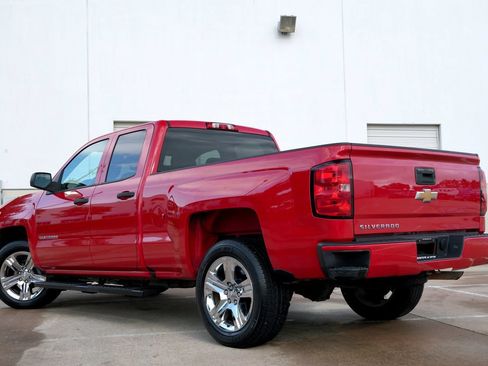 Used 2018 Chevrolet Silverado 1500 Custom w/ Custom Convenience Package RWD image 4