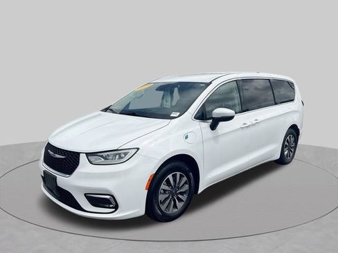 Used 2023 Chrysler Pacifica Touring-L FWD image 4
