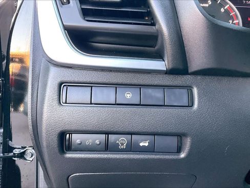 Used 2024 Nissan Rogue SV image 33