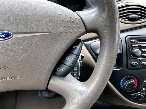 Used 2001 Ford Focus SE FWD image 12