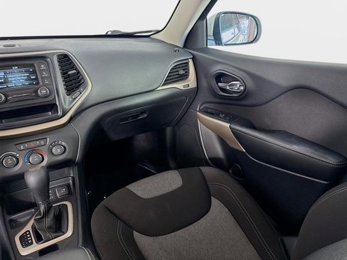 Used 2018 Jeep Cherokee Latitude w/ Altitude Package image 22