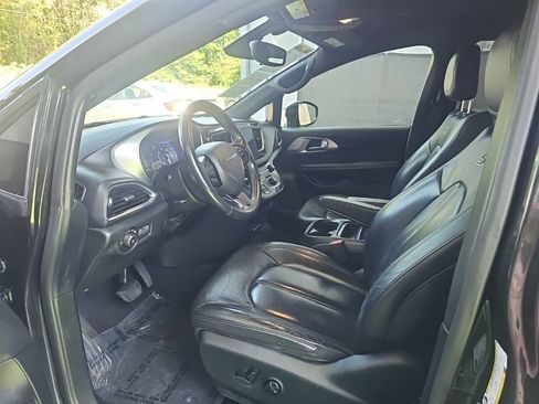 Used 2018 Chrysler Pacifica Touring-L w/ Premium Audio Group FWD image 31