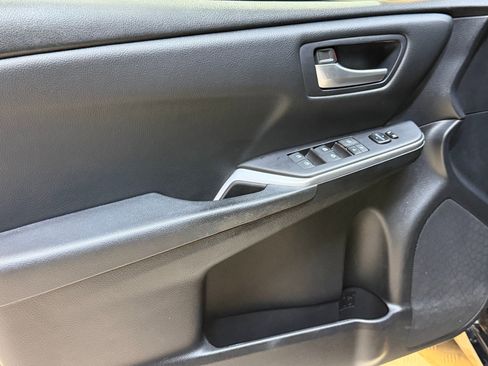 Used 2015 Toyota Camry SE w/ Moonroof Package image 13