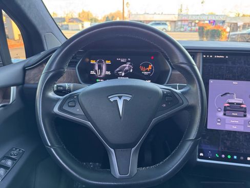 Used 2018 Tesla Model X 75D image 21