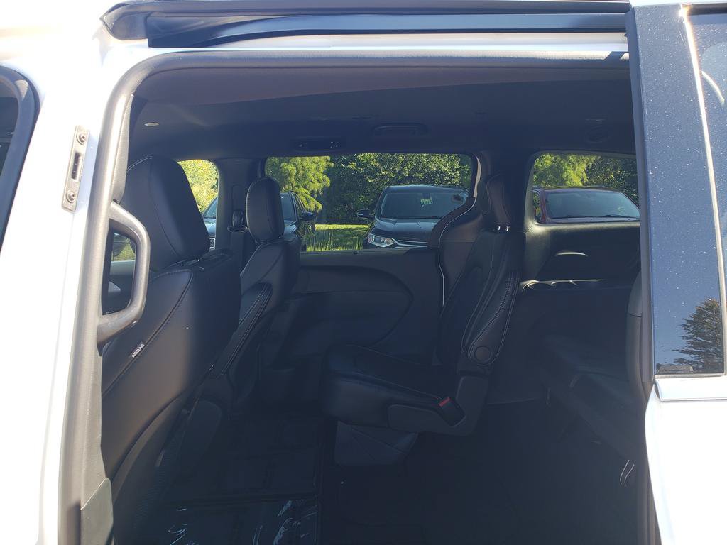 New 2027 Chrysler Pacifica Select FWD image 6
