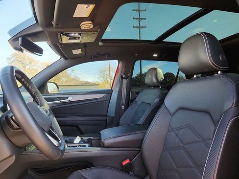 Used 2024 Volkswagen Atlas Cross Sport SE image 12