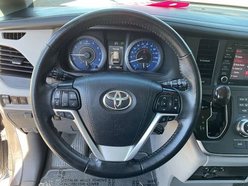 Used 2020 Toyota Sienna XLE Premium w/ Carpet Mat Package FWD image 17