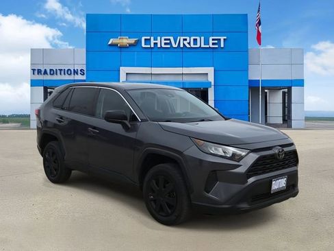Used 2022 Toyota RAV4 LE FWD image 2