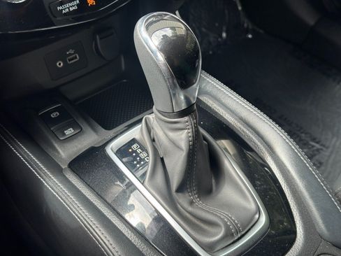 Used 2018 Nissan Rogue SL w/ Premium Package FWD image 31