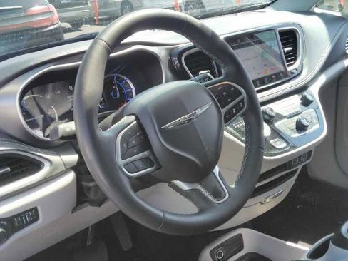 Used 2024 Chrysler Pacifica Limited FWD image 3