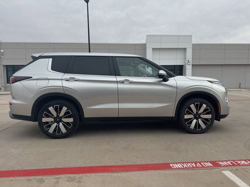 Used 2025 Mitsubishi Outlander SE image 5