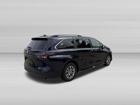 Used 2025 Toyota Sienna XLE FWD image 6