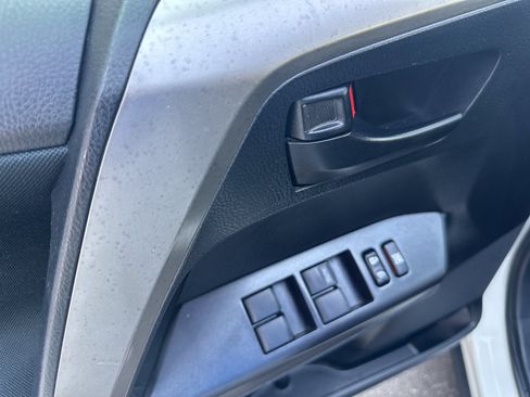 Used 2018 Toyota RAV4 LE FWD image 9