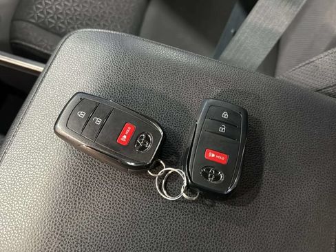 Used 2025 Toyota 4Runner SR5 AWD/4WD image 35