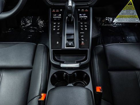 Certified 2025 Porsche Macan image 17