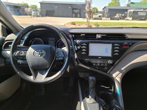 Used 2020 Toyota Camry SE FWD image 10