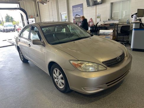 Used 2002 Toyota Camry XLE image 2