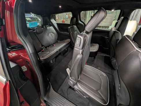 New 2026 Chrysler Pacifica Limited image 18