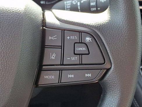 Used 2025 Toyota Sienna LE FWD image 22