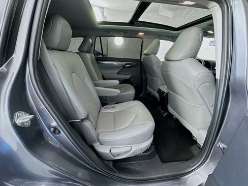 Used 2023 Toyota Highlander Platinum FWD image 29