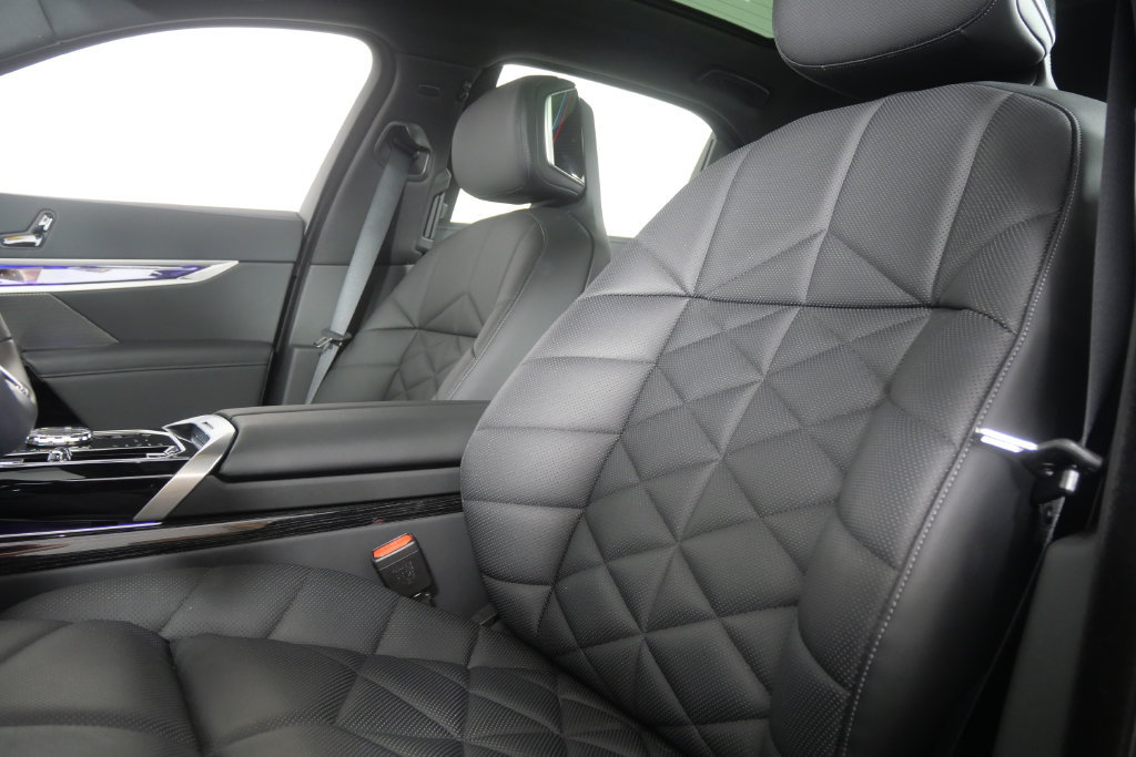 Certified 2026 BMW 740i RWD image 12
