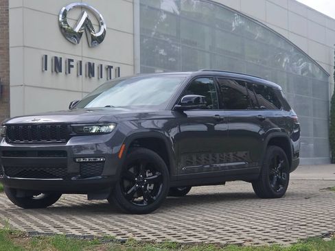 Used 2023 Jeep Grand Cherokee L Limited w/ Black Appearance Package AWD/4WD image 2