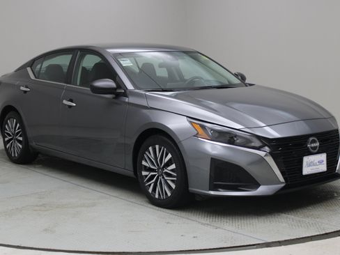 Used 2024 Nissan Altima 2.5 SV image 1
