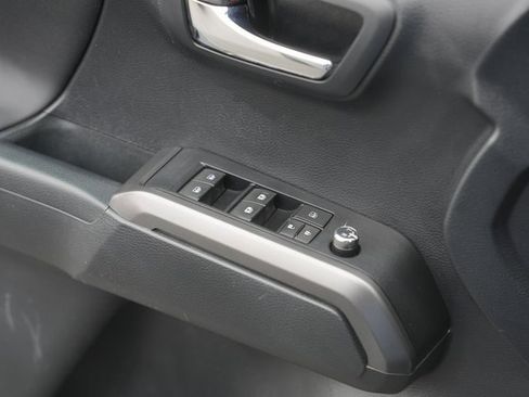 Used 2018 Toyota Tacoma TRD Sport image 28