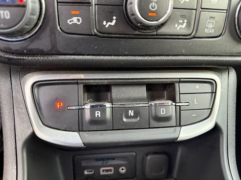 Used 2024 GMC Terrain SLT AWD/4WD image 30