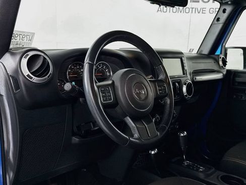 Used 2016 Jeep Wrangler Unlimited Sahara w/ Connectivity Group AWD/4WD image 9
