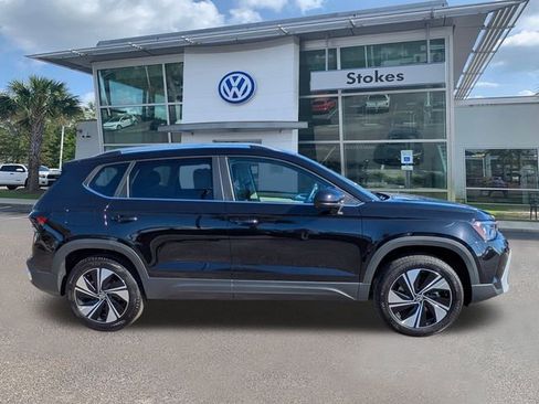 New 2026 Volkswagen Taos SE image 3