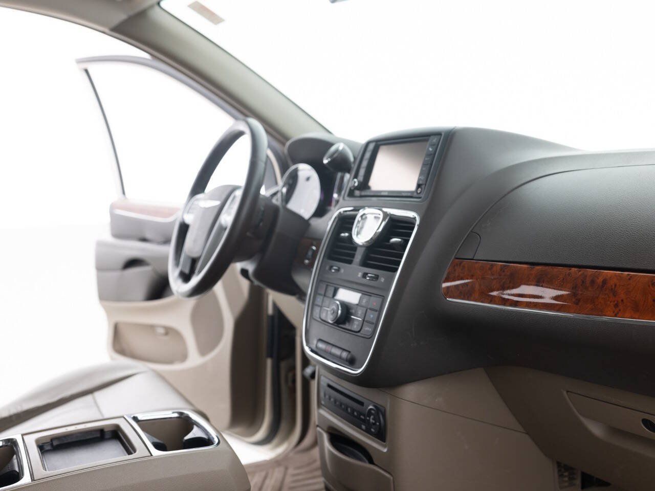 Used 2012 Chrysler Town & Country Touring-L w/ Entertainment Group #2 FWD image 27