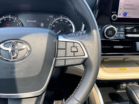 Used 2024 Toyota Highlander XLE AWD/4WD image 25