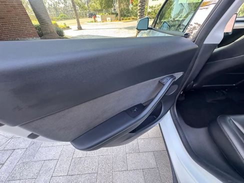 Used 2023 Tesla Model Y Long Range AWD/4WD image 31