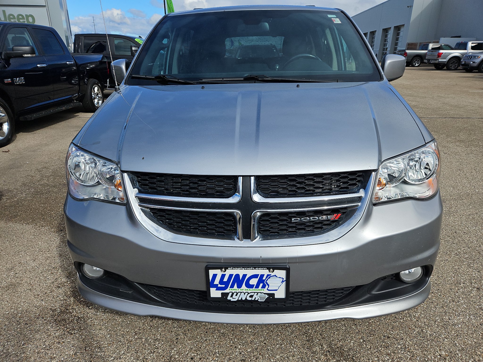 Used 2019 Dodge Grand Caravan SXT FWD image 2