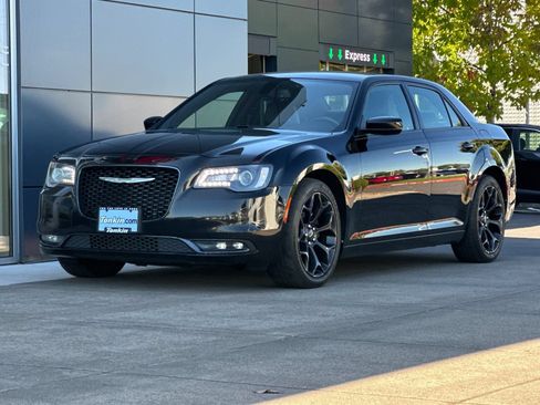 Used 2019 Chrysler 300 S RWD image 7