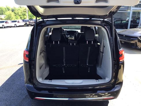 Certified 2023 Chrysler Pacifica Touring-L FWD image 5