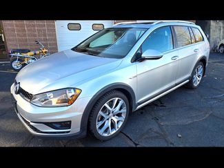 Used 2017 Volkswagen Golf Alltrack S image 1