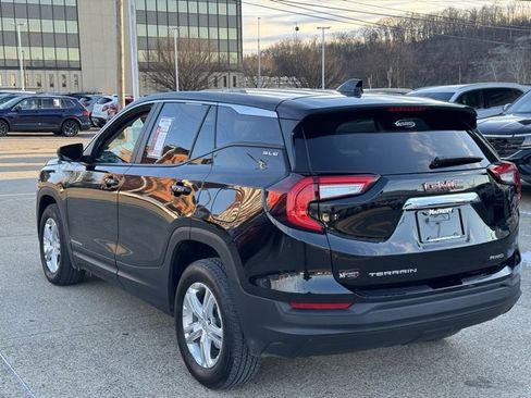 Used 2024 GMC Terrain SLE image 3
