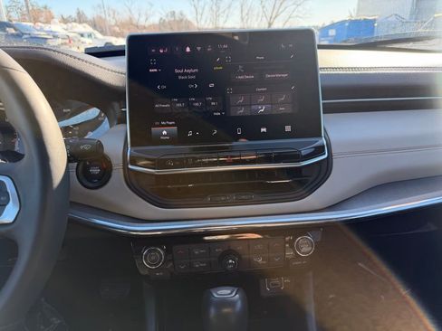 Used 2024 Jeep Compass Limited image 8