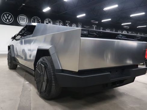 Used 2024 Tesla Cybertruck AWD Crew Cab image 4