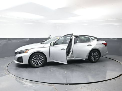 Used 2024 Nissan Altima 2.5 SV FWD image 55